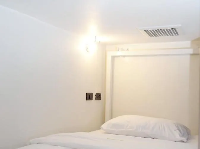 The Hat Trick Hostel Hostal Bangkok